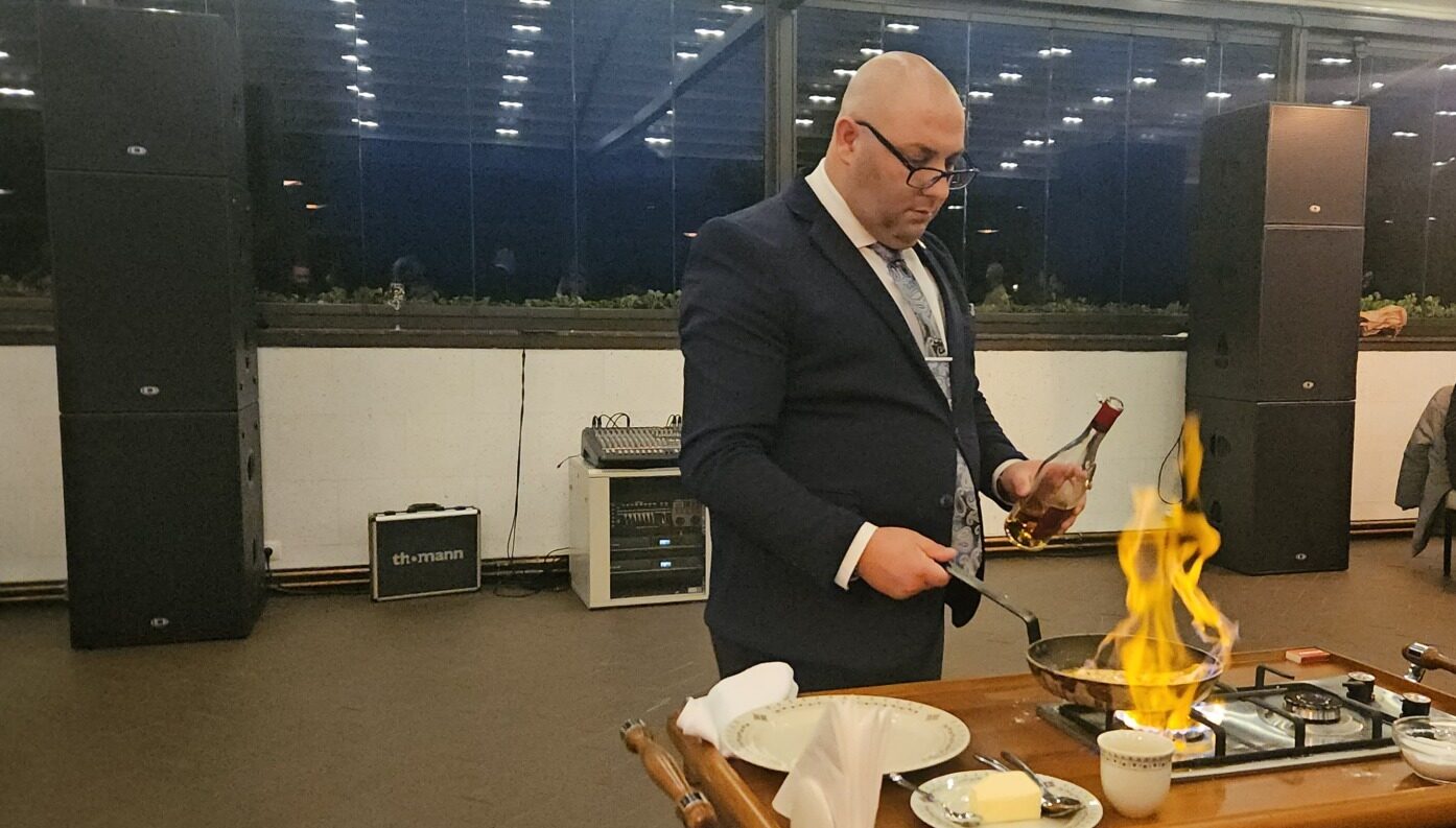 Video: Expert în ospitalitate dezvăluie secretele celor mai delicioase crêpes Suzette și importanța pasiunii în preparareea noastră”