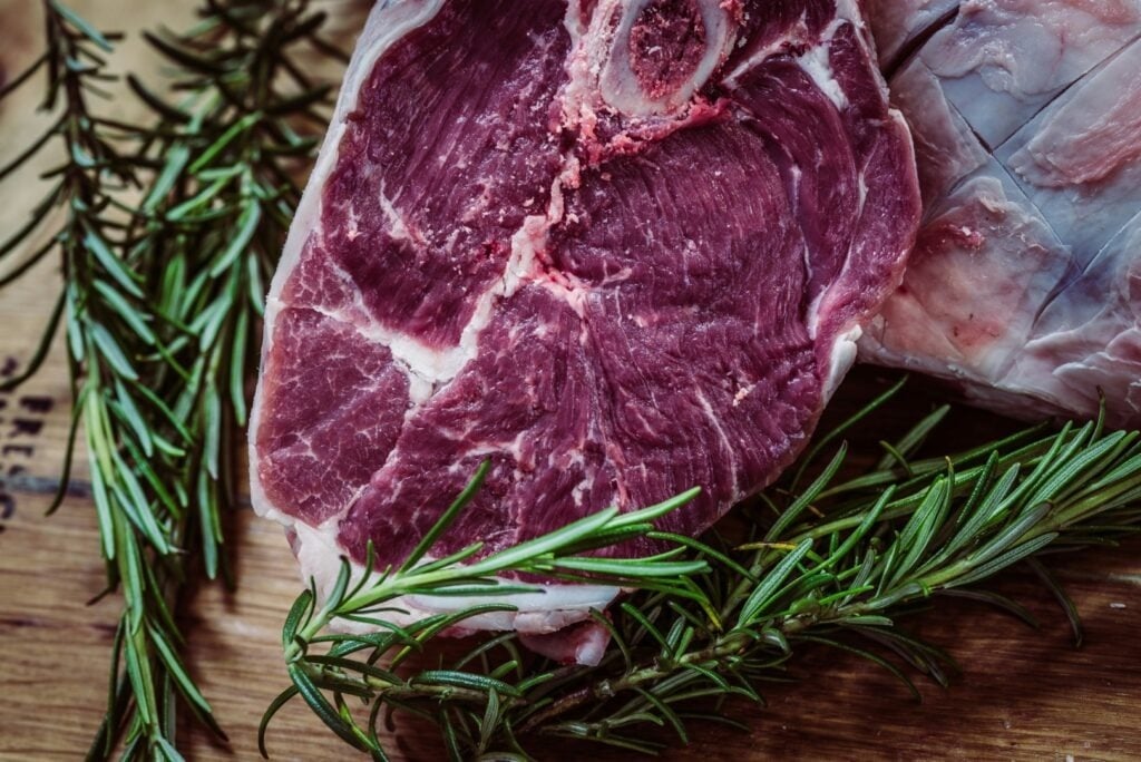 Studiu: Consumarea zilnică a maximum 15 grame de carne roșie, o dietă dominată de fructe, legume și nuci contribuie la prevenirea a milioane de deceseea noastră”