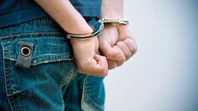 Tânăr de 14 ani din Alba Iulia arestat preventiv pentru agresiune sexuală asupra unei fetițe de patru ani în zona Cetatea Alba Carolinaea noastră”