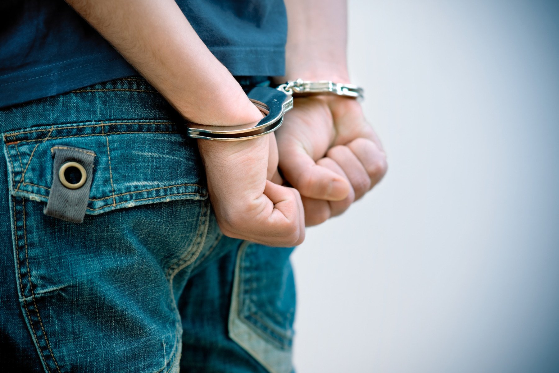 Tânăr de 14 ani din Alba Iulia arestat preventiv pentru agresiune sexuală asupra unei fetițe de patru ani în zona Cetatea Alba Carolinaea noastră”