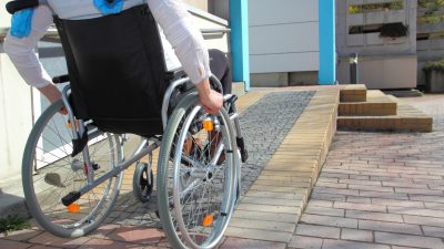 Autoritatea pentru Protecția Drepturilor Persoanelor cu Dizabilități lansează faza preliminară de înscriere pentru vouchere de aproape 40.000 de lei pentru dispozitive precum scaune rulante, cadre, orteze, proteze, aparate auditive și cititoare de ecranea noastră”