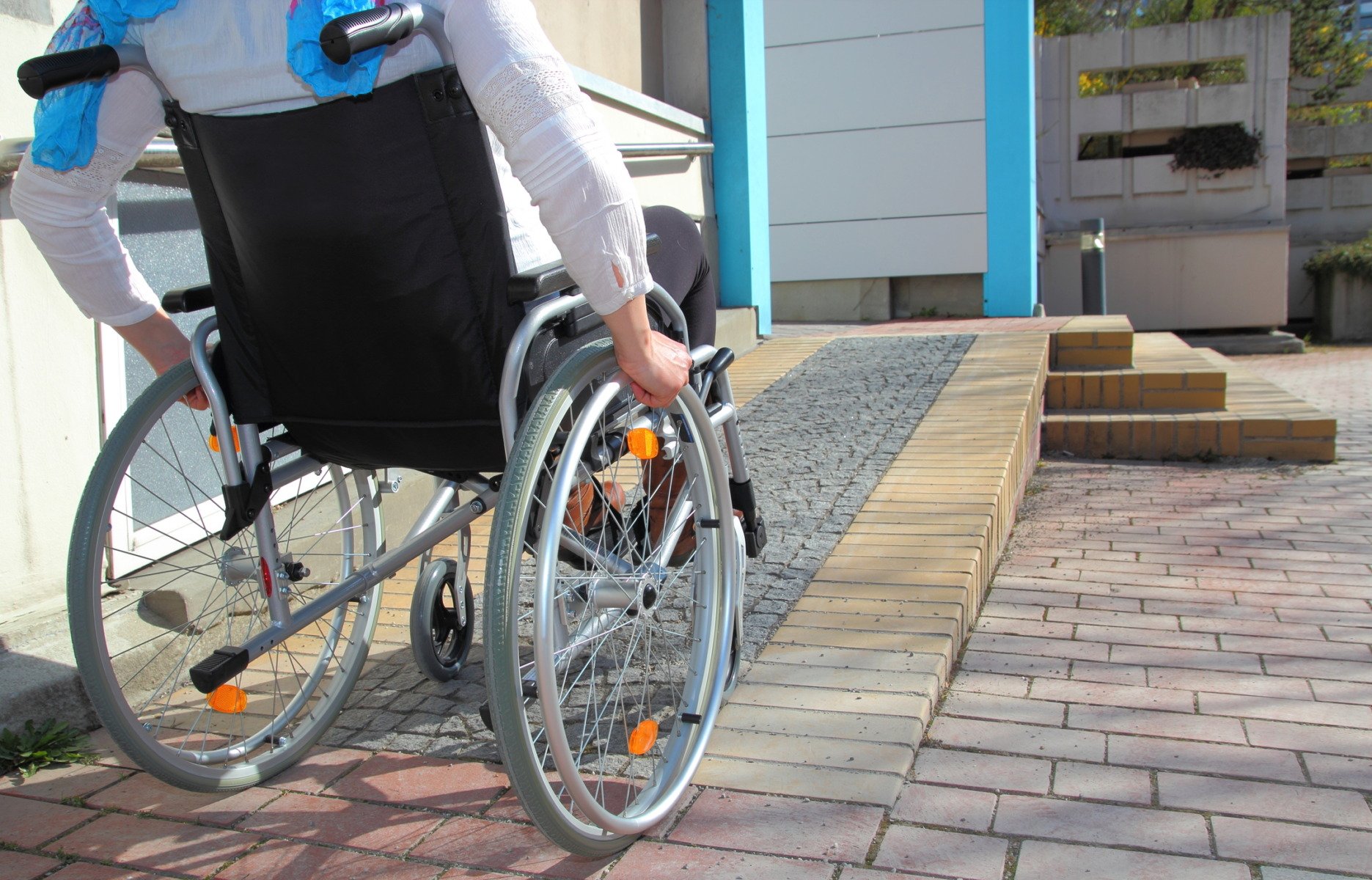 Autoritatea pentru Protecția Drepturilor Persoanelor cu Dizabilități lansează faza preliminară de înscriere pentru vouchere de aproape 40.000 de lei pentru dispozitive precum scaune rulante, cadre, orteze, proteze, aparate auditive și cititoare de ecranea noastră”