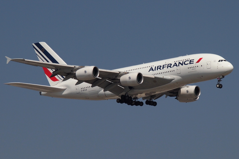 Principala companie aeriană din Franța a oprit dintr-un moment în altul toate cursele către țara respectivă, care se confruntă cu o încercare de răsturnare a guvernului.