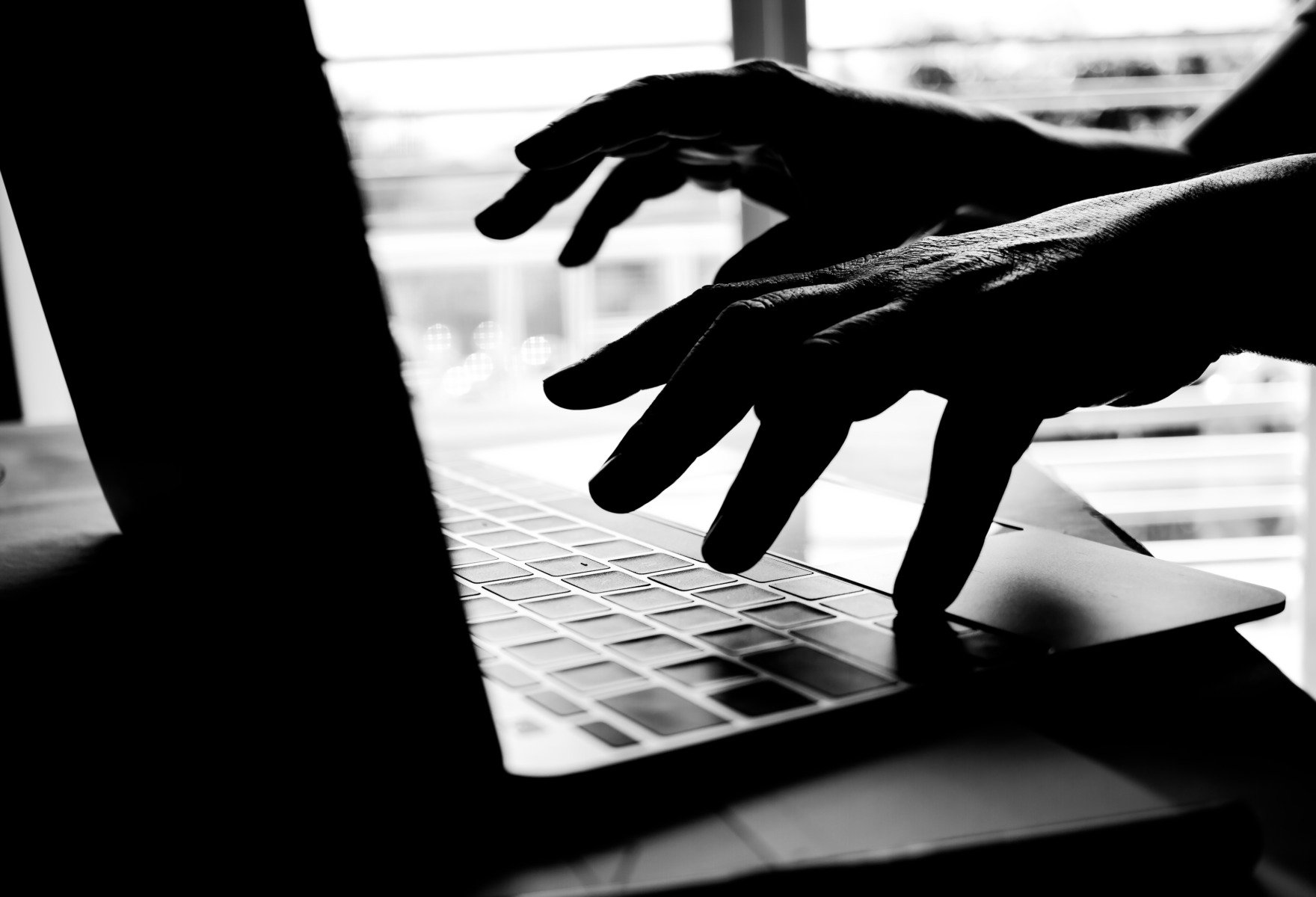 Atacuri cibernetice împotriva adolescenților: criminalii care amenință să le distrugă viața cu nudurile lorea noastră”