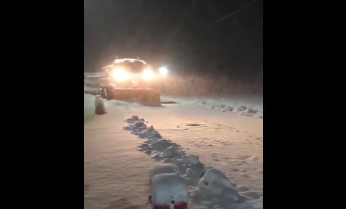 Video: Ninge puternic pe DN 7A în zona Obârșia Lotrului și sfaturi de la autoritățile rutiereea noastră”