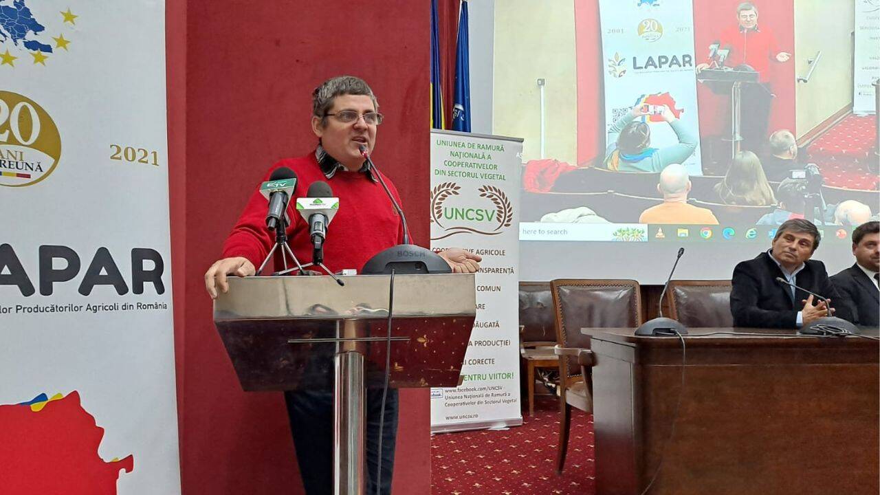 Comisia Europeană reintroduce tensiunile dintre fermieri și apicultorii din România, cultivatorii de porumb afirmând că nu pot renunța la utilizarea neonicotinoidelorea noastră”