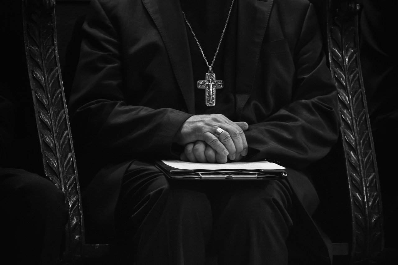 Preot ortodox dintr-o comună bihoreană reținut pentru agresiune sexuală asupra unei minore; Tribunalul din Oradea a impus măsura controlului judiciarea noastră”