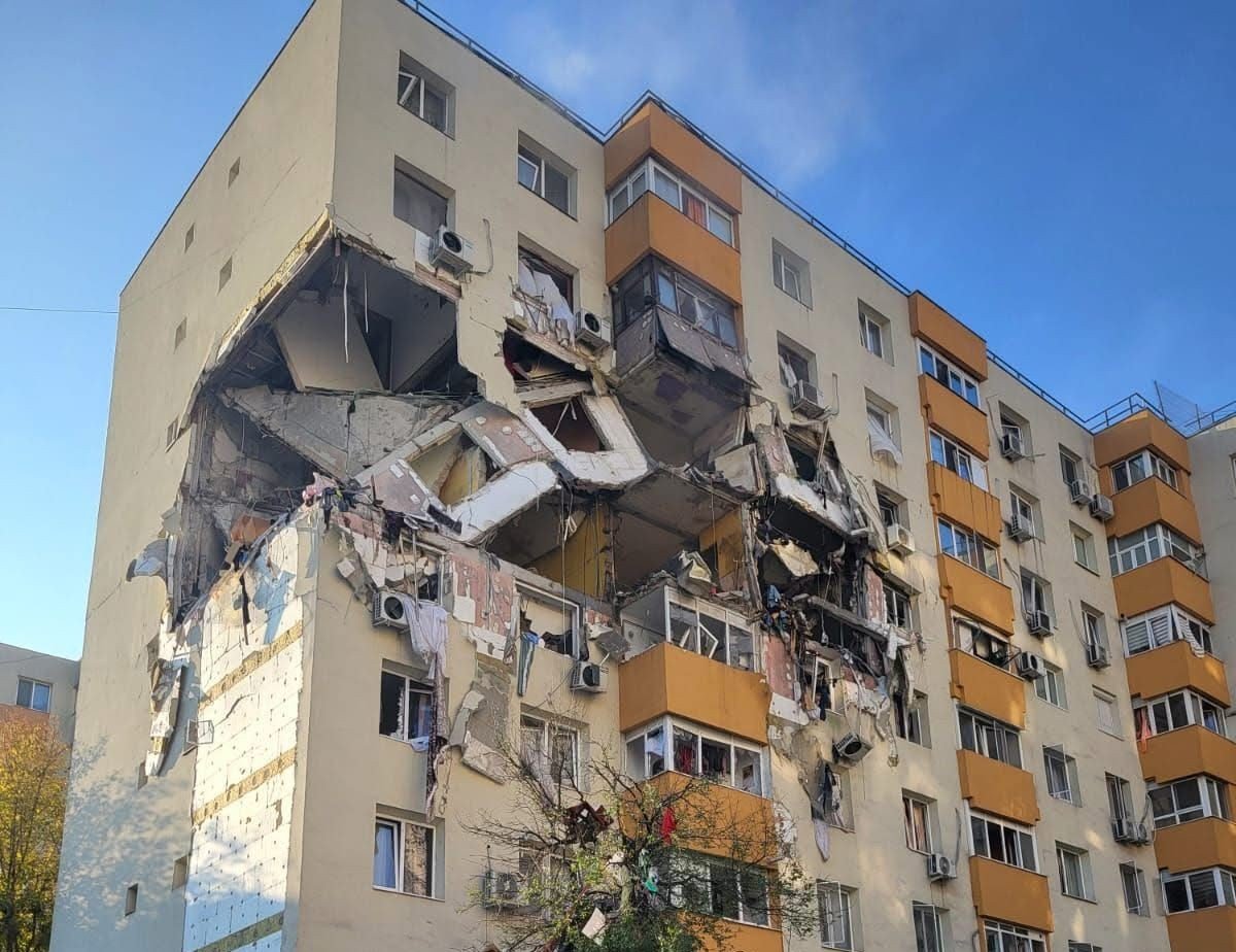 Alertă de urgență: Explozie severă într-un ansamblu rezidențial din Capitală, cu declanșarea planului de intervenție roșu și riscul pentru mai multe persoane aflate în pericolea noastră”