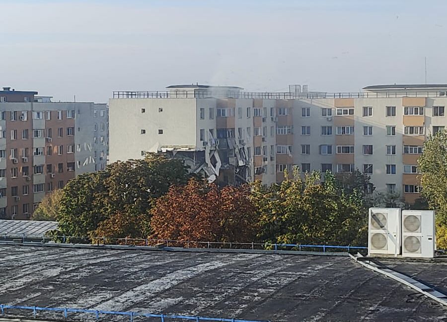 Prefectul Capitalei informează că a convocat ședința Comitetului pentru Situații de Urgență, programată azi la 18.00: Blocul va rămâne sigilat, iar locuitorii celorlalte scări pot intra, însoțiți de poliție, pentru a-și recupera bunurile personale din apartamenteea noastră”