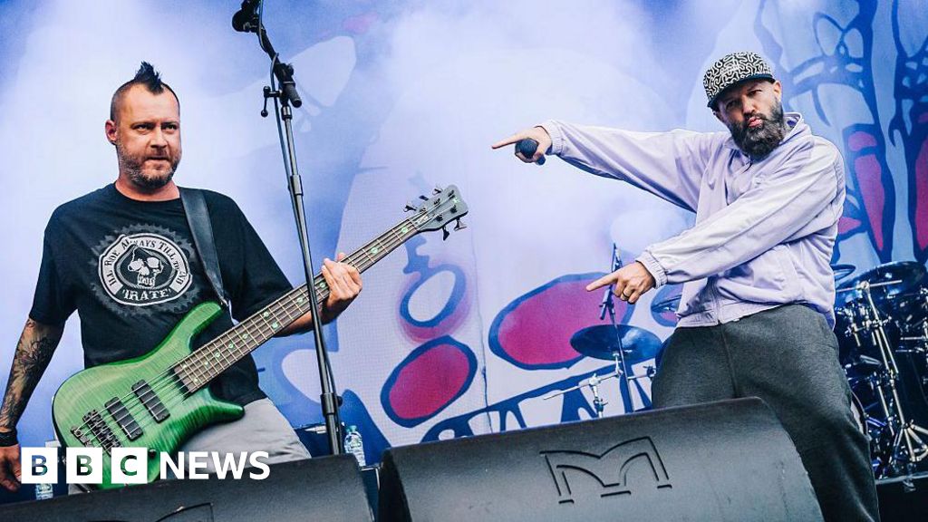 Bassistul trupei Limp Bizkit, Sam Rivers, a decedat la varsta de 48 de ani.
Sau, utilizand sinonime:
Bassistul celebrului grup de muzica rock Limp Bizkit, Sam Rivers, a incetat din viata la varsta de 48 de ani.
Sau, inca o varianta:
Muzicianul Sam Rivers, cunoscut pentru activitatea sa ca bassist al trupei Limp Bizkit, a murit la varsta de 48 de ani.