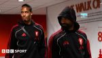 Urmeaza un titlu reformulat: “Transmisiune in Direct: Liverpool vs Manchester United, scorul actual din Premier League, stiri despre echipa si actualizari audio”