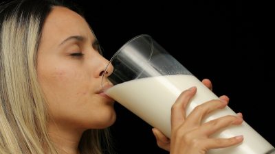 Directorul Direcției Sanitar-Veterinare și pentru Siguranța Alimentelor Sibiu susține consumul de lapte crud, provenit din producție locală, considerându-l aproape sigur; în Italia se dezbat probleme legate de riscurile asociate consumului de lapte nefiert, după experiențe grave în care mai mulți copii și-au pierdut viața după consumul de produse lactate nepasteurizateea noastră”
