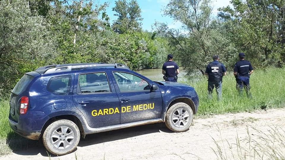Autoritatea de Mediu a desfășurat inspecții pe Dunăre, aplicând amenzi de peste 350.000 de lei și emitând avertismente, precum și o sesizare penală pentru depozitarea ilegală a deșeurilor pe malul stâng al fluviuluiea noastră”
