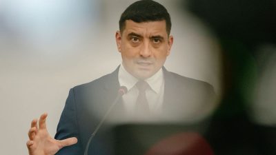 Candidatul la președinție și fost șef de galerie, victima ironiilor online după ce a imitat stilul lui Elon Musk