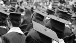 Profesorii zeflemisiți după propunerea universitarilor de a impune studenților dublu masterat pentru predare în gimnaziu și liceu: motivul este lipsa de fonduri, iar alții își adaugă centura neagră la karate pentru orele în școală și întâlnirile cu părințiiea noastră”
