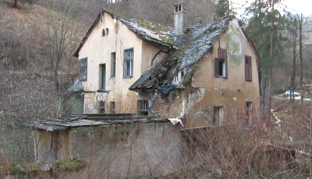 Ultimul zid al vechiului han de la Pietrele lui Solomon s-a prăbușit; clădirea era deținută de un om de afaceri irlandez stabilit la Brașovea noastră”