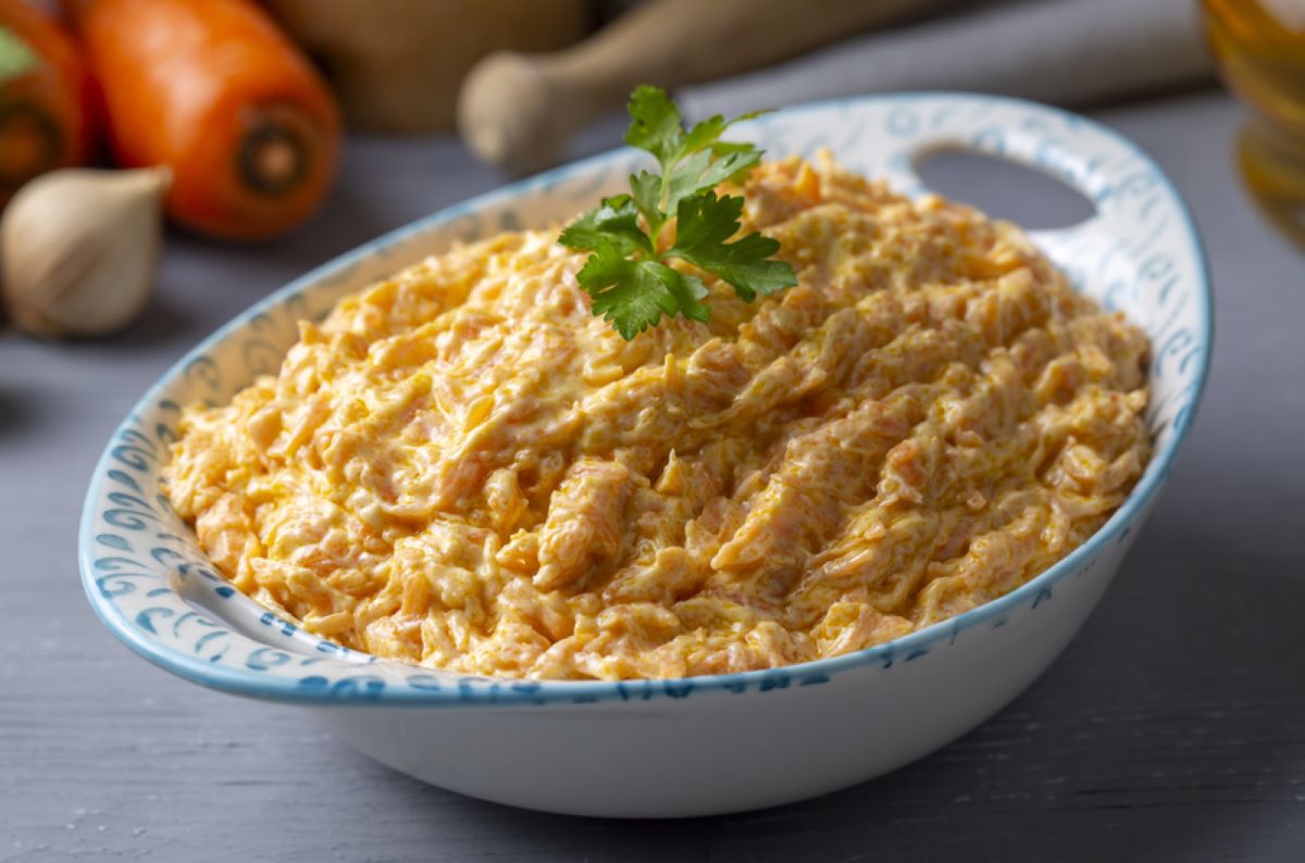 Havuç Tarator: salată de morcovi cu iaurt inspirată din tzatziki grecesc, fără castraveți, o delicatese turceascăea noastră”