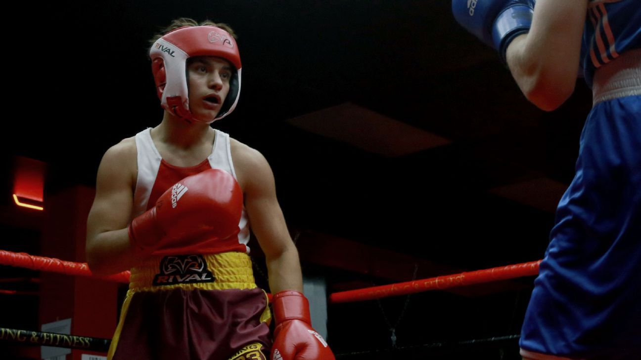 Fiul unei legende a boxului, decedat la varsta de 17 ani.
Sau
Moarte prematura: Fiul unui mare campion de box murit la doar 17 ani.
Sau
Tragedie în lumea boxului: Tânărul fiu al unei celebrități din acest sport a încetat din viață la o vârstă fragedă.
