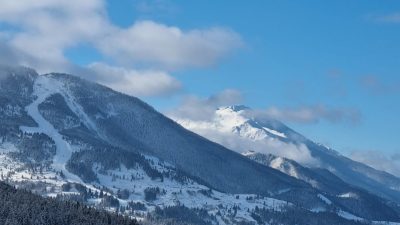 Salvamontiștii sfătuiesc turiștii să planifice atent timpul de drumeție în Retezat și Parâng, având în vedere ninsorile de pe vârfuri, temperatura scăzută, plafonul joasă al norilor și ceața persistente dimineața și searaea noastră”