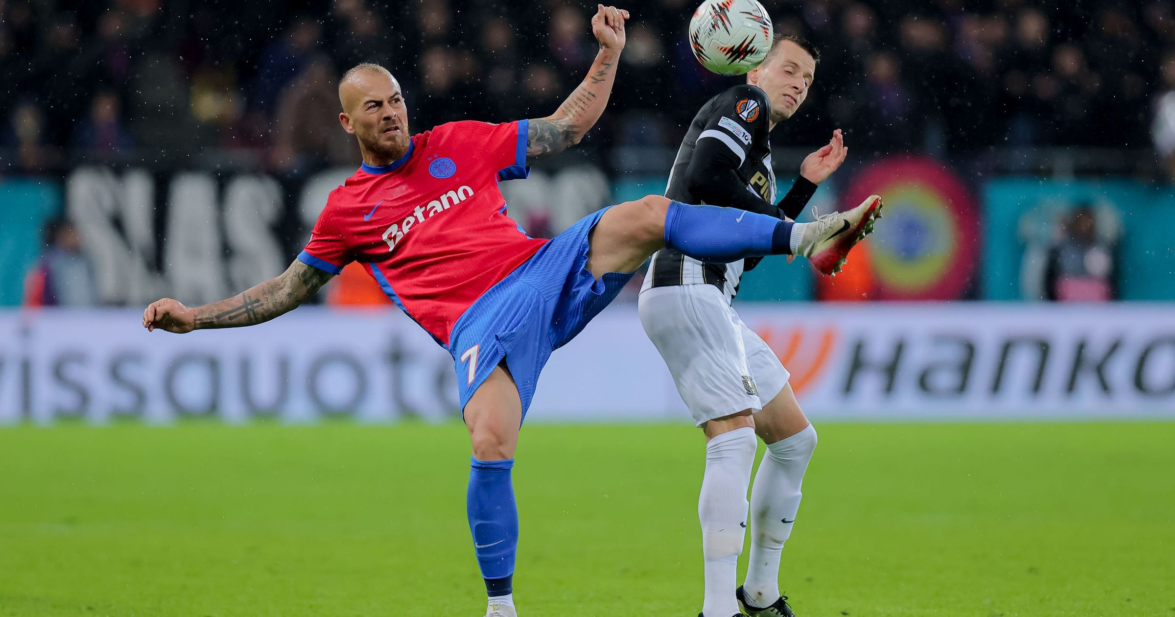 Iată o reformulare a titlului: “Criza în echipa FCSB: jucătorii refuză să continue” sau “Scandal în lotul FCSB: atitudine de nemulțumire a jucătorilor”. 

Am înlocuit “Ştirile dimineţii” cu o frază care menține esența informației, “Revoltă” a fost înlocuit cu “criză” sau “scandal” pentru a oferi o perspectivă diferită, iar citatul “Gata! Nu vrem să mai facem asta!” a fost reformat în “jucătorii refuză să continue” sau “atitudine de nemulțumire a jucătorilor” pentru a păstra sensul mesajului original.