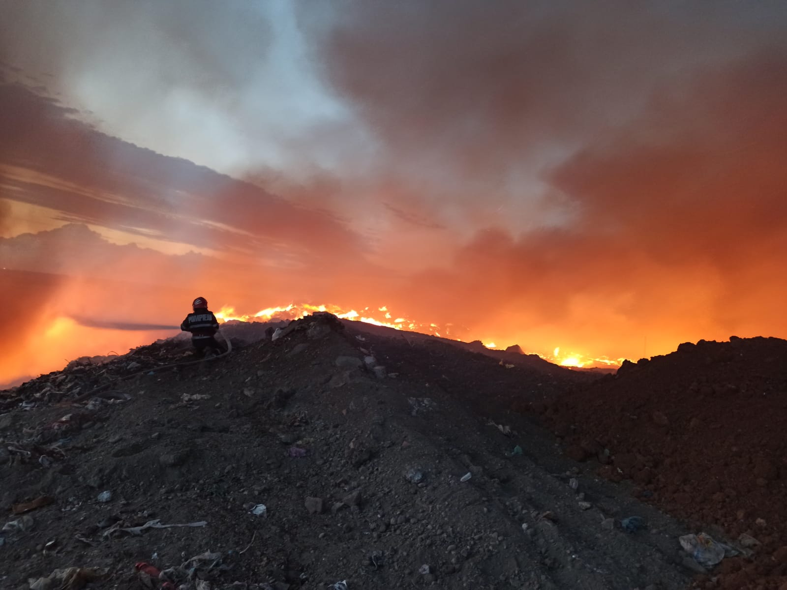 Incendiu periculos aproape de conductele de gaz în Bistrița / Femeie sancționată cu 30.000 de lei pentru incendierea deșeurilorea noastră”