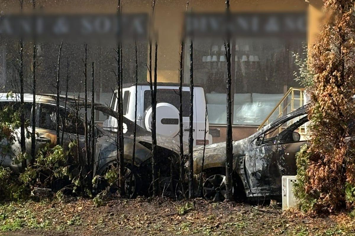 Incendiu puternic în Pipera: două vehicule au fost cuprinse de flăcări, focul s-a răspândit la o conductă de gaze naturale, aproximativ 60 de persoane au fost evacuate în urgență.