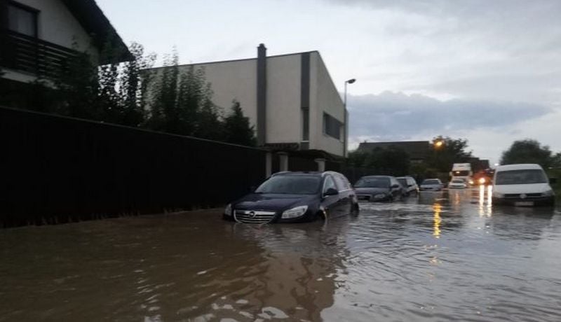 Sfaturi de la un inginer auto pentru conducătorii auto înainte să traverseze șoselele inundate: pericolele vitez-chirii în apă adâncă și impactul asupra mașiniiea noastră”