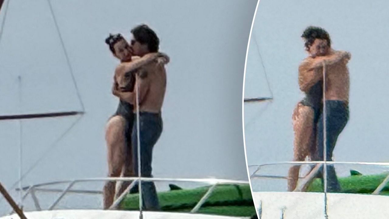 Prim-ministrul canadian, Justin Trudeau, a sărutat pe cântăreața Katy Perry la bordul yahței sale lângă Santa Barbara.