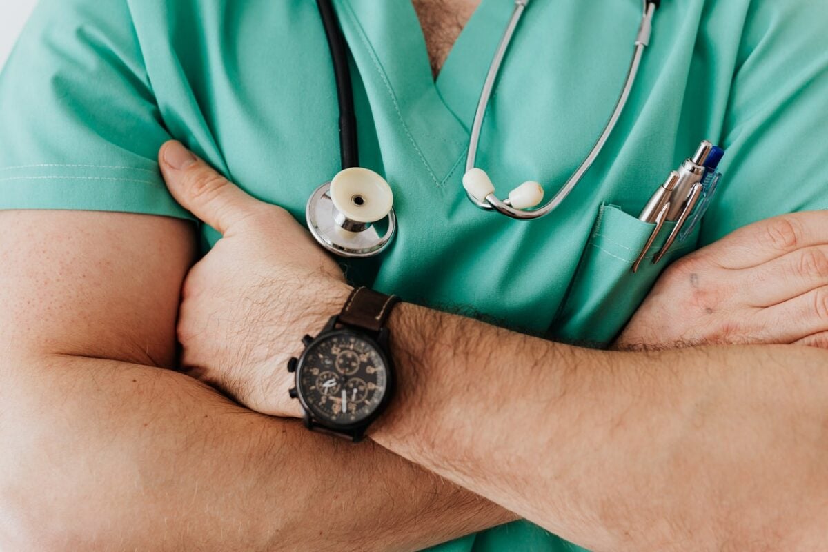 Studiu evidențiază că medicii continuă să fie mai eficienți decât inteligența artificială în gestionarea situațiilor de urgență medicalăea noastră”
