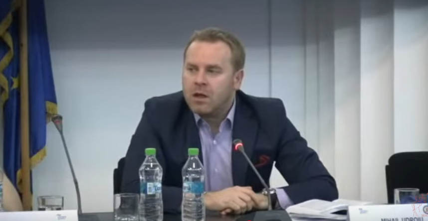 Un fost consilier al fostei magistrate înaltei instanțe de judecată, Alina Bica, a decis să se retragă din funcția de la Înalta Curte de Justiție la o vârstă relativ tânără, de doar 48 de ani. În acest context, este de menționat că recent, același magistrat a emis o decizie de achitare în cazul unui politician român, Nicu Bănicioiu.