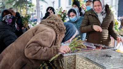 Mii de credincioși așteaptă deja la Catedrala din Iași pentru venerarea moaștelor Sfintei Parascheva, sărbătorită pe 14 octombrie, în timp ce preoții au adus noi relicve ale Sfântului Grigorie Palamaea noastră”