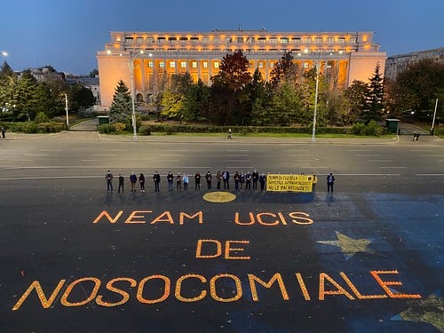 Mii de lumânări aprinse la Iași în memoria copilorați decedați, formând pe strada un mesaj de protest împotriva infecțiilor nosocomialeea noastră”
