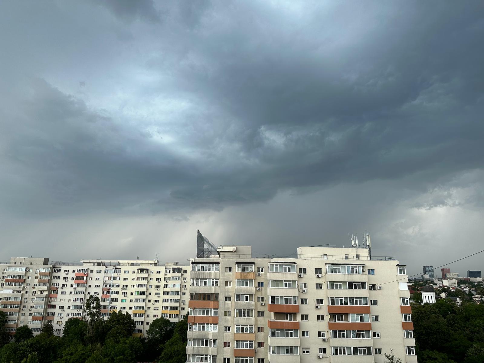 Un oficial de la Ministerul Mediului afirmă că în următoarele 24 de ore va cădea de două ori mai multă ploaie decât într-o lună întreagăea noastră”