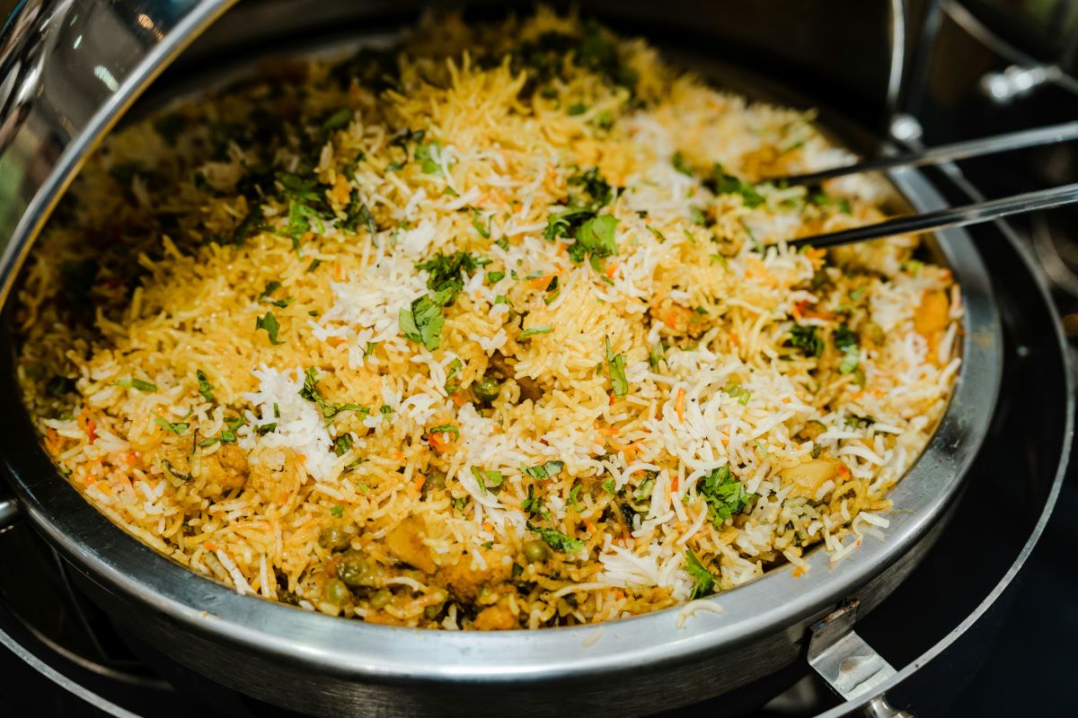 Orezul Biryani, o pânză albă pe care aromele din Asia au creat o paletă variată de gusturi, are rădăcini persane și reprezintă multiple combinații aromatice suprapuse peste orezul lung.ea noastră”