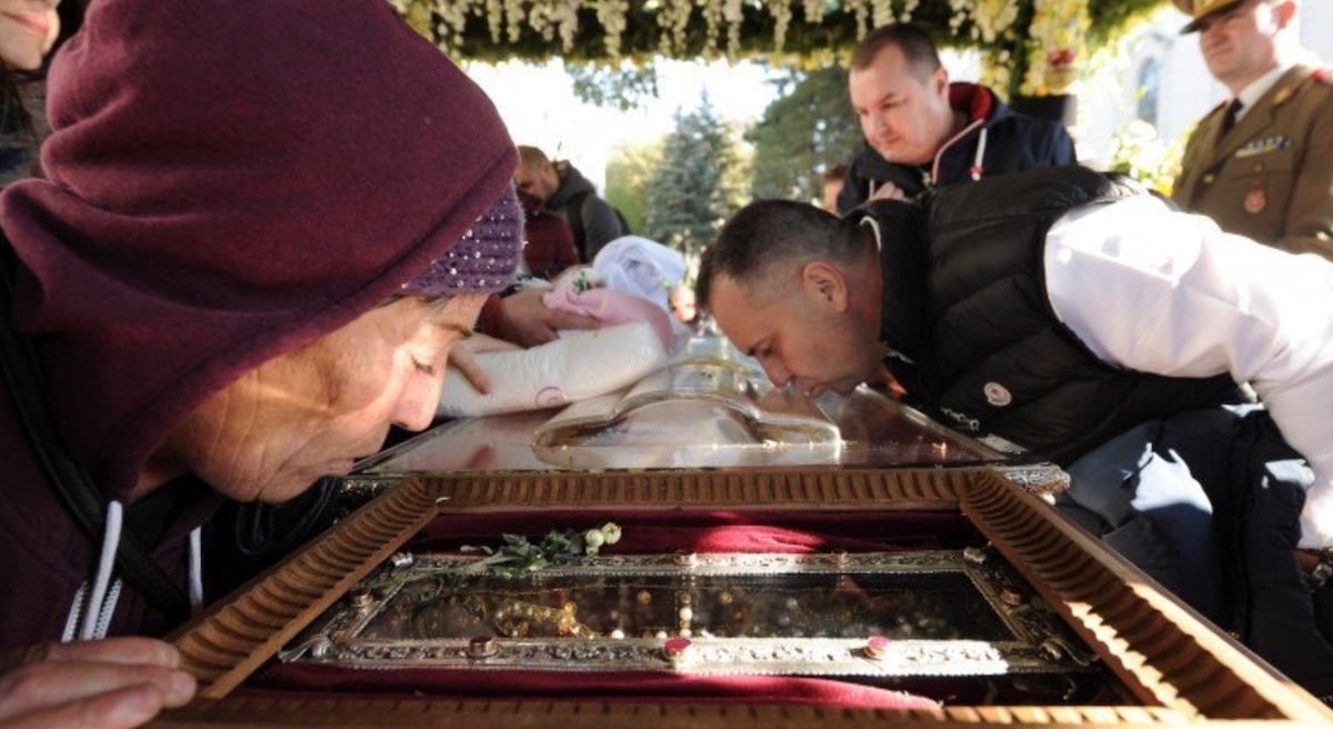 Pelerinajul religios de la Iași: 9.000 de participanți în coadă, timpul de așteptare ajunge la șase ore / Slujbă oficiată în Catedrală de Înaltpreasfințitul Teofan și doi episcopi din Basarabiaea noastră”