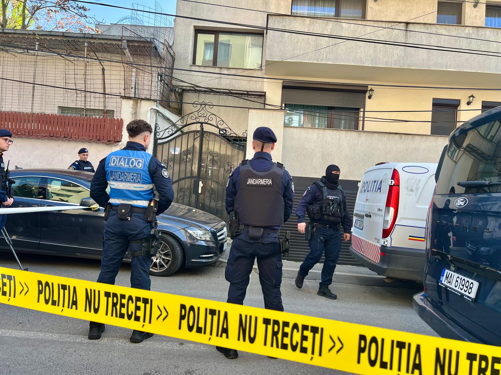 Descinderi în zece județe la o fabrică clandestină de documente și diplome: permise de conducere false, acte de identitate, certificate de studii și evidențe de muncă frauduloaseea noastră”
