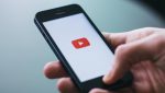 Iată câteva variante reformulate ale titlului:

* “Serviciile de streaming video și muzică ale gigantului Google, incluzând platforma de video sharing, au fost afectate de întreruperi masive”
* “Platforma de video și serviciul de streaming muzical al companiei mamă Google, cunoscute pentru conținutul video, sunt indisponibile din cauza unor probleme tehnice”
* “Utilizatorii întâmpină dificultăți în a accesa serviciile de streaming video și muzică oferite de compania Google, inclusiv populara platformă de partajare a clipurilor video”
* “Gigantul tehnologic a fost afectat de o serie de întreruperi la nivel global, care au afectat serviciile sale de streaming, incluzând cel de video”
* “Comunitatea de utilizatori se confruntă cu probleme tehnice la nivel mondial pe serviciile de streaming oferite de Google, incluzând platforma de video populare”