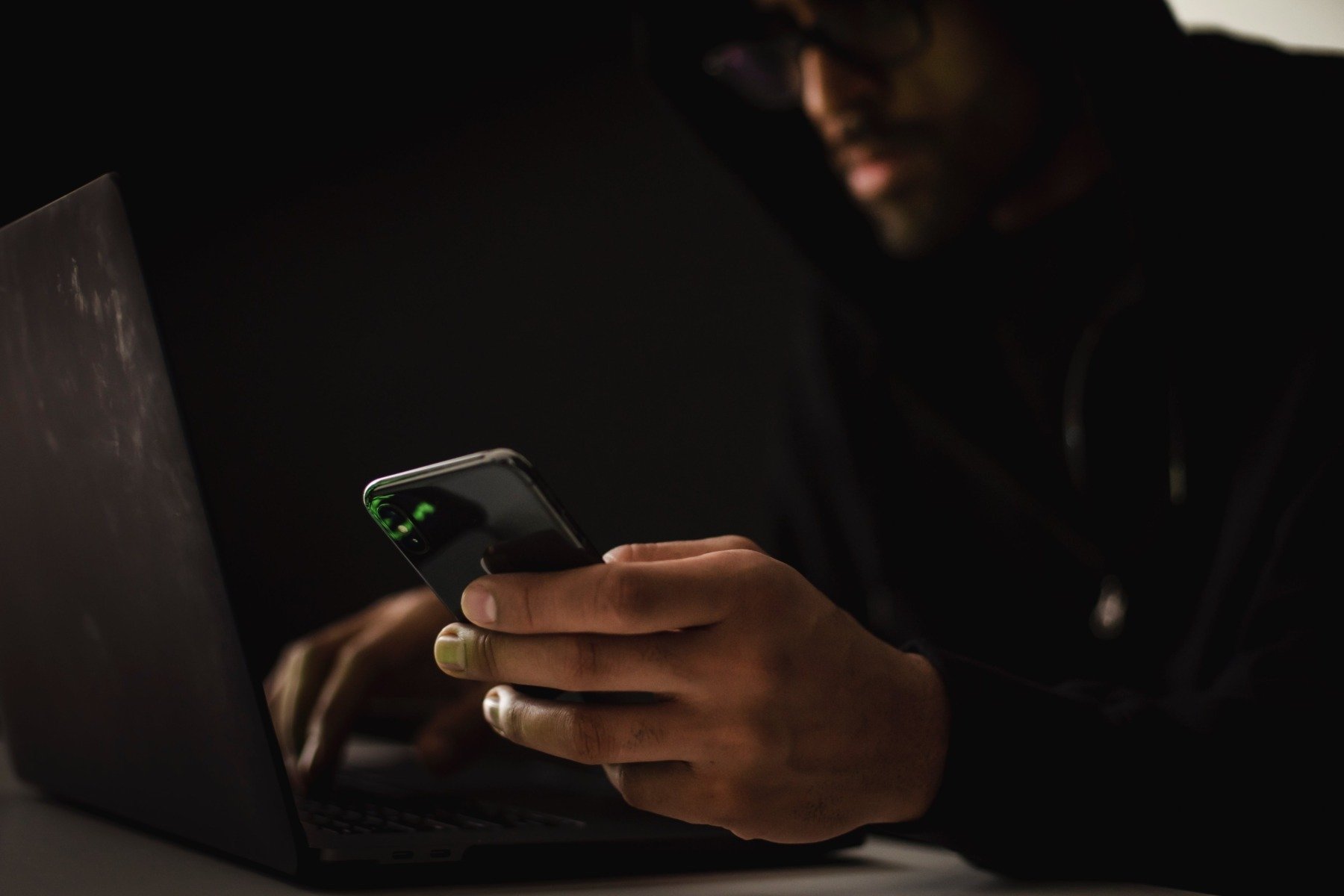 Plan de înșelătorie avansat: Bitdefender avertizează că reclamele frauduloase ale hackerilor s-au extins de pe Facebook pe YouTube și Googleea noastră”