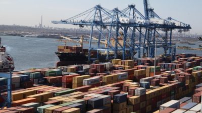 China aplică taxe portuare speciale pentru vasele americane, ca răspuns la măsuri similare anunțate de SUA în aprilieea noastră”
