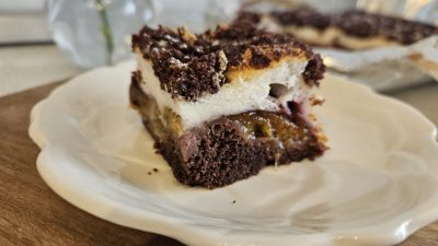 Dulce de weekend: Tort cu prune și strat subțire de glazură, delicios de sezon și foarte ușor de făcutea noastră”