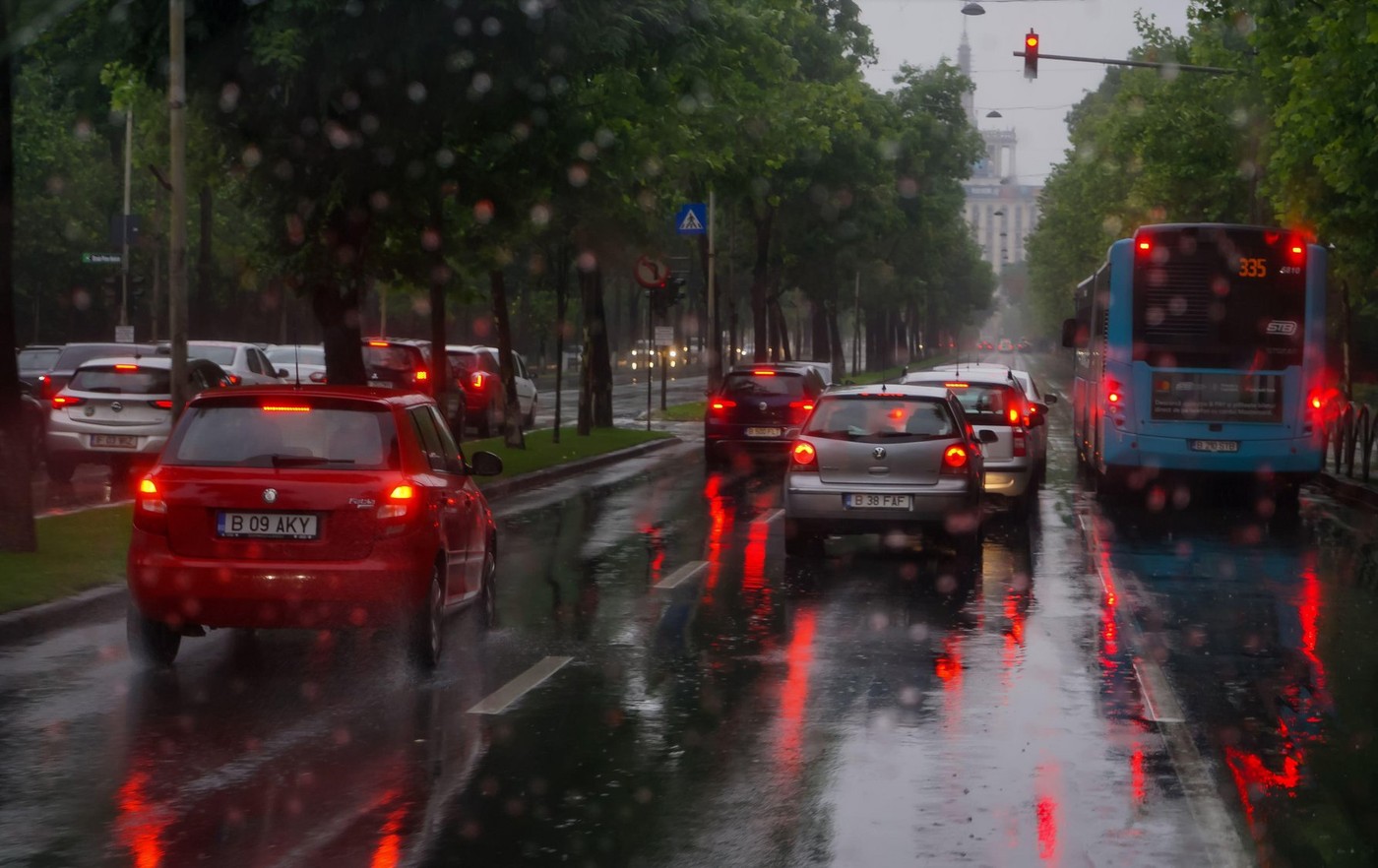 Iată o reformulare a titlului: “Prognoza meteo pentru București: specialiștii în meteorologie prezic modificări ale condițiilor atmosferice începând de joi dimineață. Descoperă cum va arăta vremea.”