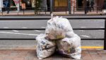 Consiliul Județean Timiș renunță la contractul cu firma care gestiona depozitul de deșeuri, urmând să fie aplicate tarife mai mari pentru locuitorii din Timișoara, iar gunoiul va fi dus în orașele Arad și Hunedoaraea noastră”