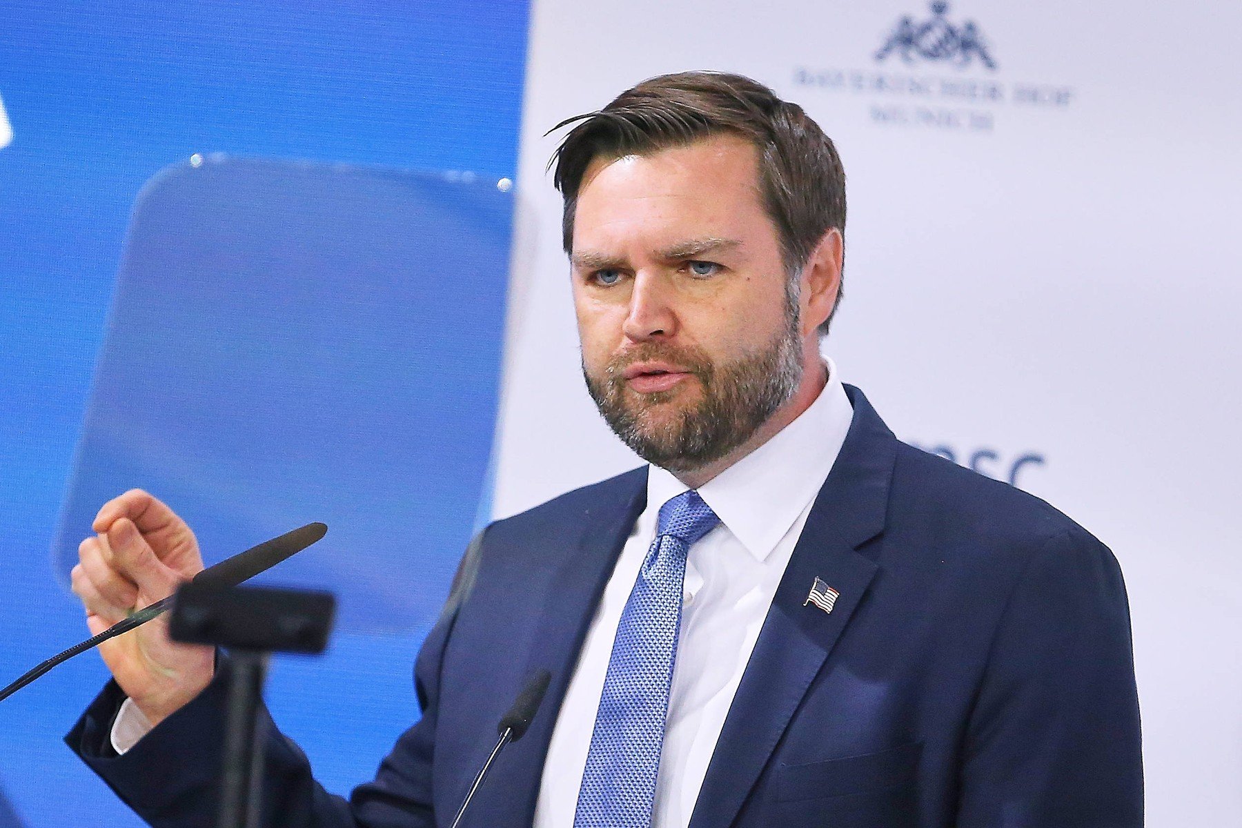 Vicepreședintele american J. D. Vance declară că rușii și ucrainenii se află într-o diviziune profundă legată de așteptări, fiind nepregătiți pentru un armistițiu; Rusia consideră că are progrese militare peste cele reale, ceea ce îngreunează discuțiile, dar o rezolvare ar putea fi încă realizabilăea noastră”