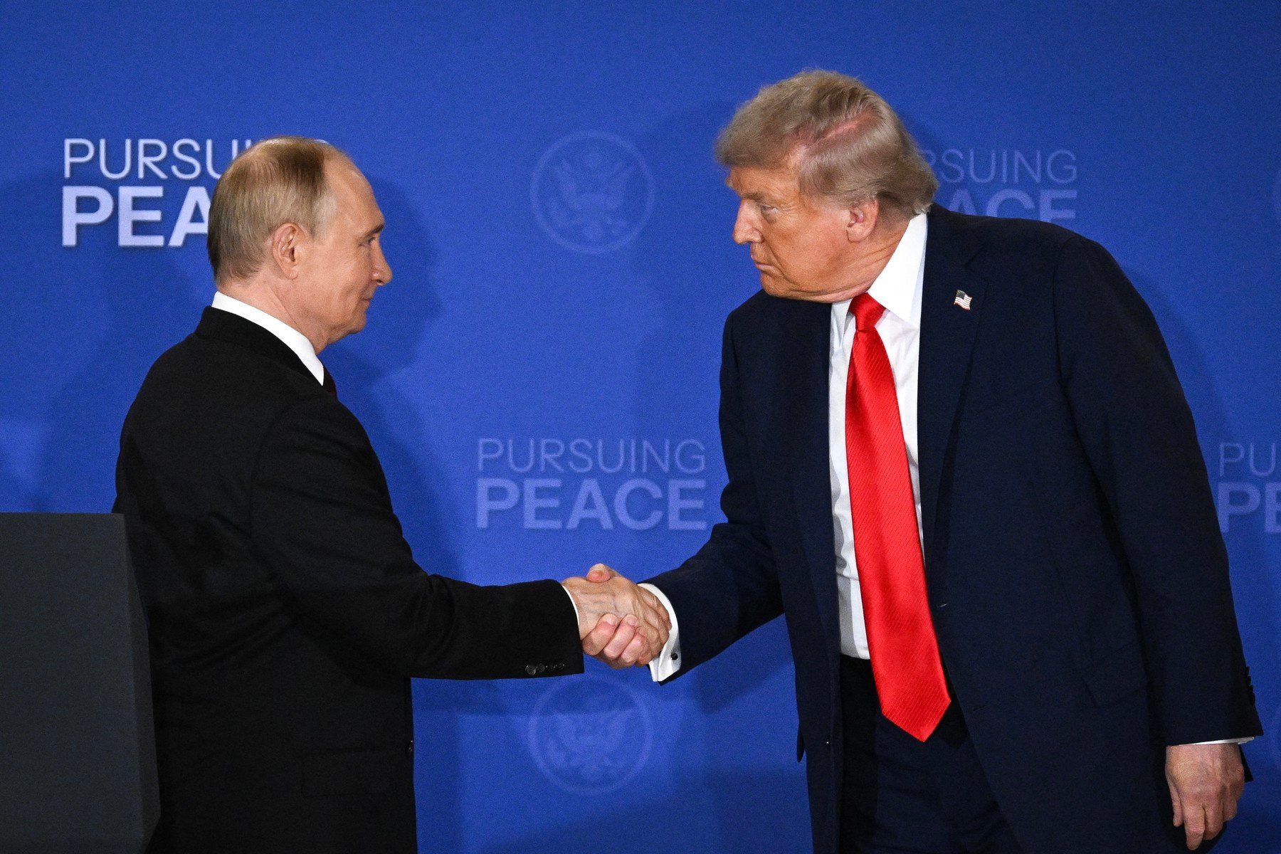 Vladimir Putin susține că Donald Trump merita premiul Nobel și acuză comitetul Nobel de pierderea credibilitățiiea noastră”
