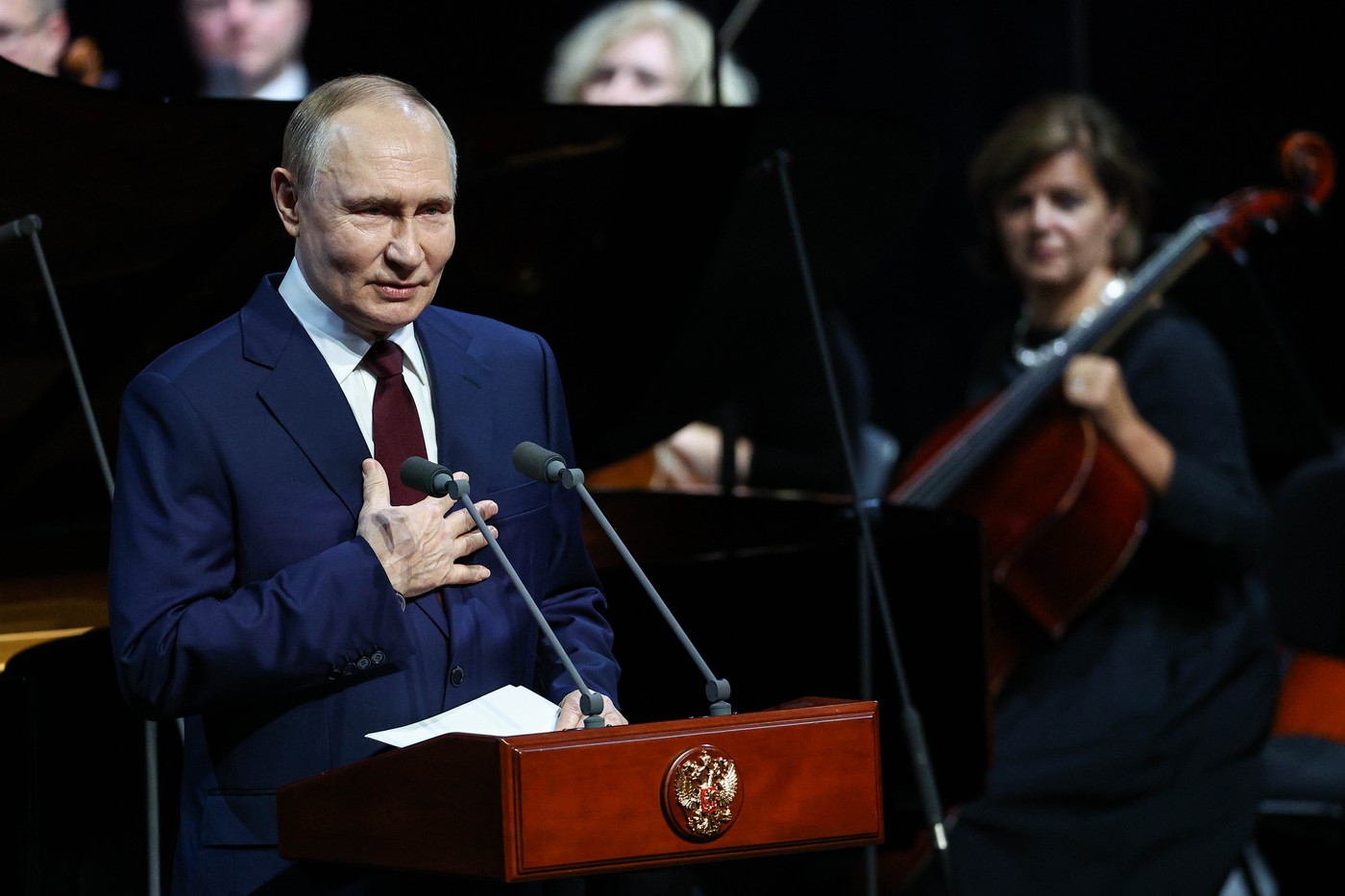 Iată o versiune reformulată a titlului: “Tactica de așteptare” a lui Vladimir Putin este pe punctul de a lua sfârșit, iar partea înfricoșătoare începe să fie dezvăluită. 

Sau, alternative:
– “Paciența calculată” a lui Vladimir Putin se va încheia curând, dezvăluind o față foarte înspăimântătoare.
– “Abordarea ponderată” a lui Vladimir Putin este gata să își arate adevărata față, iar ceea ce urmează este deosebit de îngrozitor.
– “Strategia de temporizare” a lui Vladimir Putin este pe cale să se încheie, iar aspectele cumplite vor ieși curând la lumină.