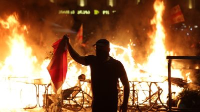 Prim-ministrul Georgiei avertizează cu măsuri represive împotriva opoziției, după protestele de weekend în care manifestanții au încercat să pătrundă în sediul prezidențial, ca urmare a evacuării a zeci de mii de georgieni în urma alegerilor parlamentareea noastră”