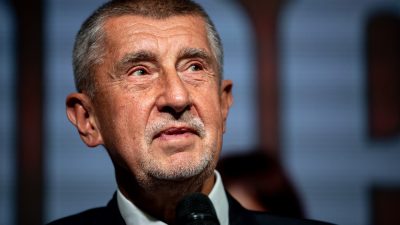 Forma reformulata a titlului ar putea fi: “Formațiunea politică a cunoscutului om de afaceri și politician Andrej Babiš obține victoria în alegerile legislative din Republica Cehă, rezultat ce pare să îndrepte politica externă a țării spre o poziție mai apropiată de cea a Ungariei, ceea ce ar putea însemna o distanțare față de sprijinul acordat Ucrainei.”