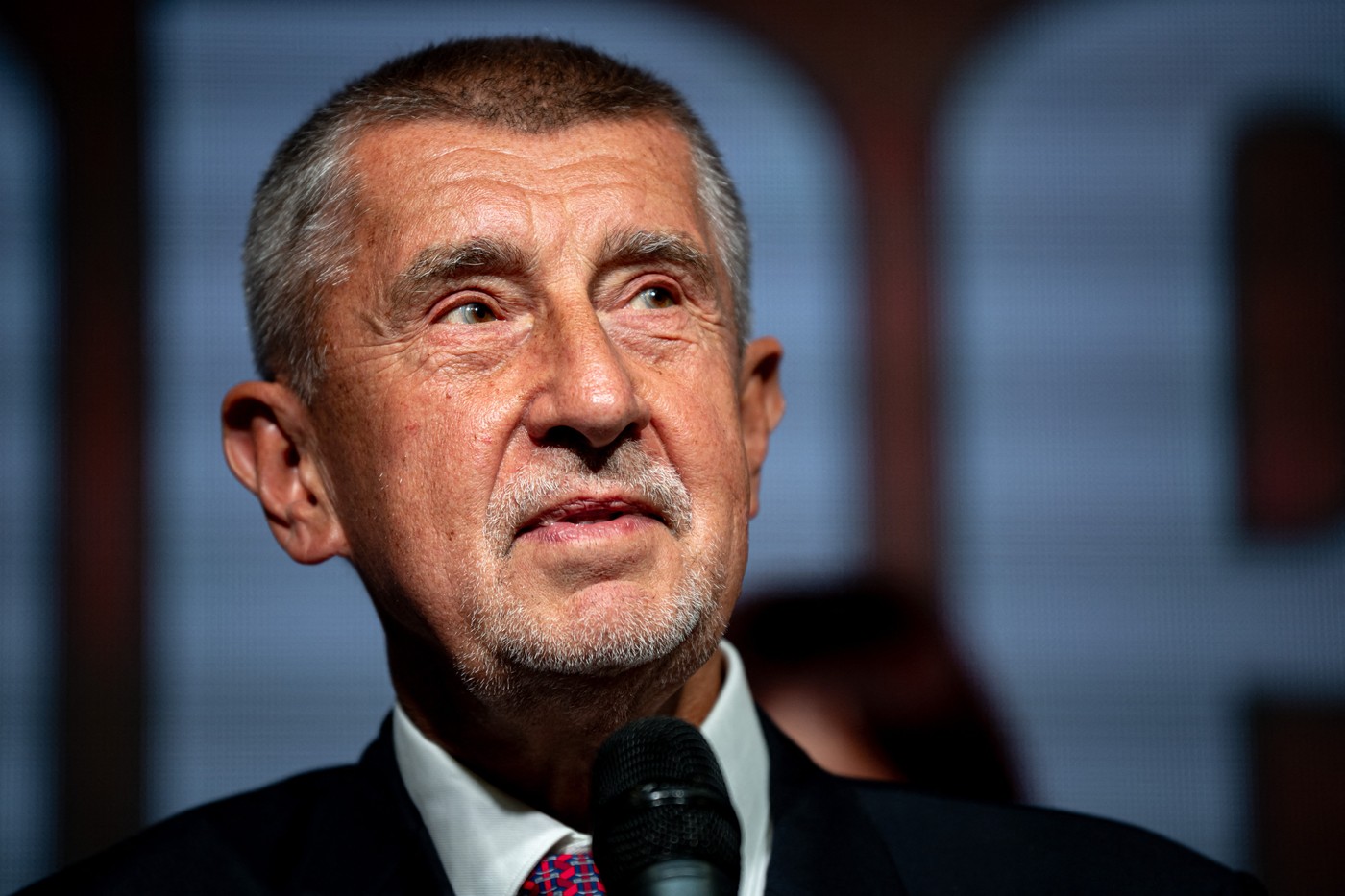 Forma reformulata a titlului ar putea fi: “Formațiunea politică a cunoscutului om de afaceri și politician Andrej Babiš obține victoria în alegerile legislative din Republica Cehă, rezultat ce pare să îndrepte politica externă a țării spre o poziție mai apropiată de cea a Ungariei, ceea ce ar putea însemna o distanțare față de sprijinul acordat Ucrainei.”