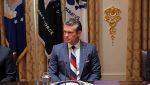 Pete Hegseth, suspectat că a purtat o cravată în culorile Rusiei în timpul vizitei cu Zelenski la Casa Albăea noastră”