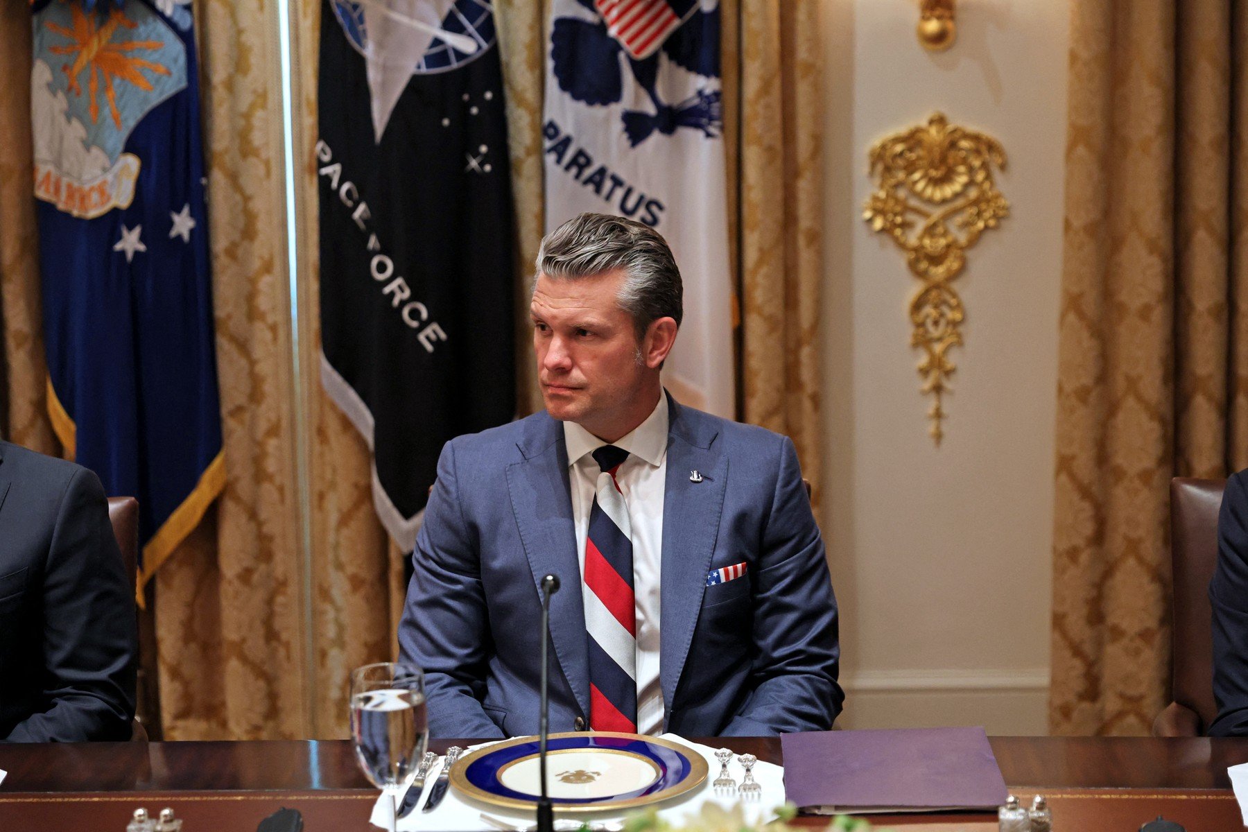 Pete Hegseth, suspectat că a purtat o cravată în culorile Rusiei în timpul vizitei cu Zelenski la Casa Albăea noastră”